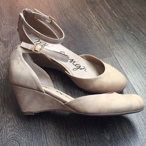 Tan closed toe wedges